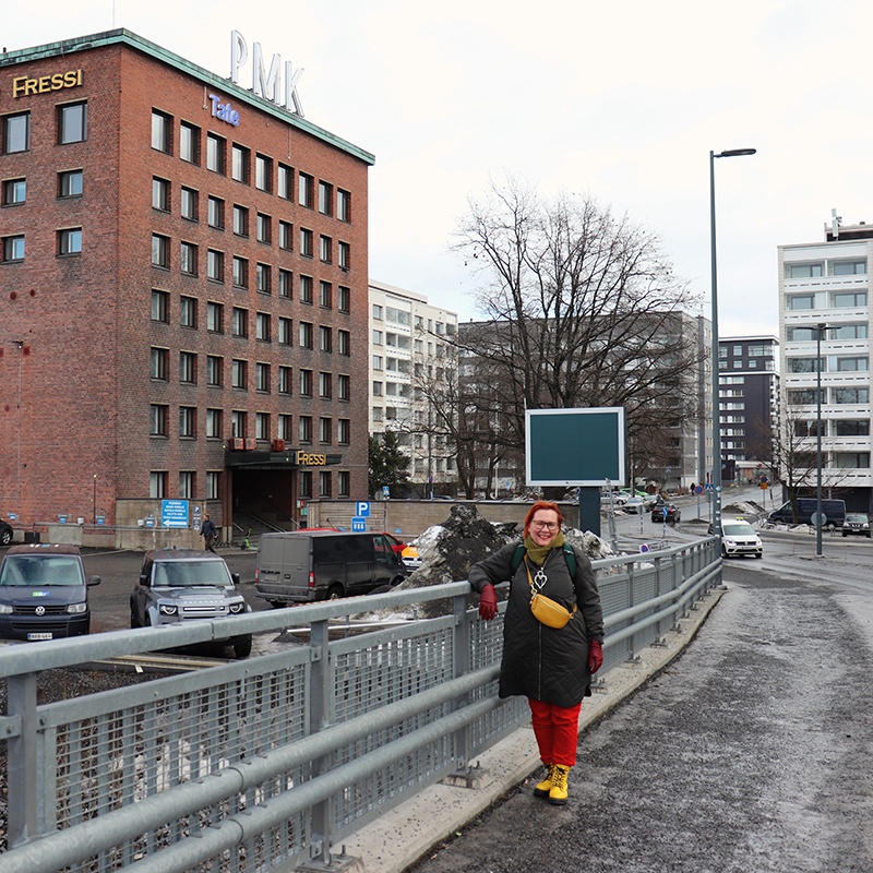 Kirsi Unkila Lyhyterapeutti PVK-talon edessä sillalla.